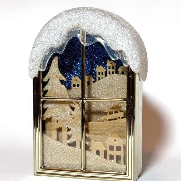 CHRISTMAS SCENE Wallflowers Nightlight Plug - Picture 1 of 7